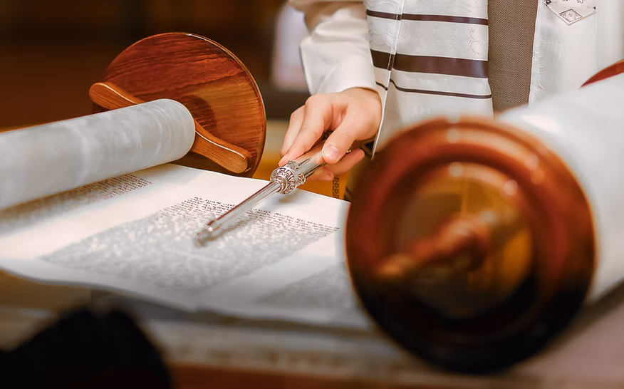 Een oude boekrol wordt zorgvuldig gelezen